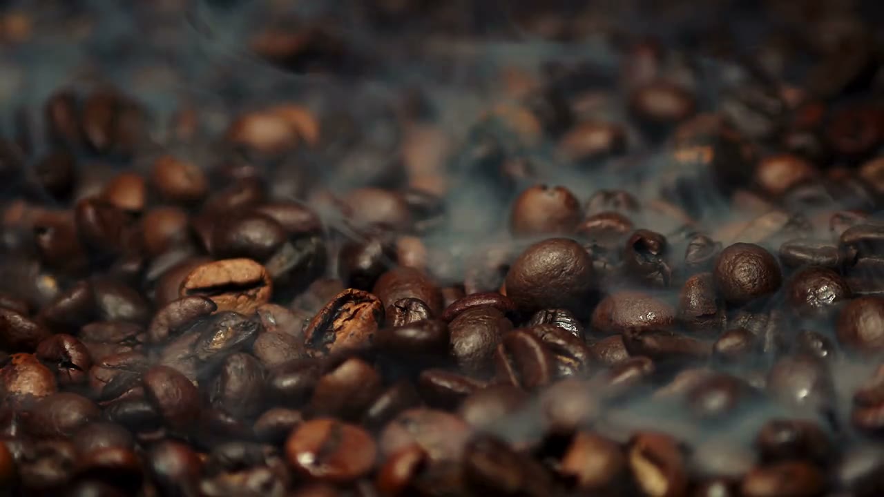 Des grains de café qui fument pendant la torréfaction.
