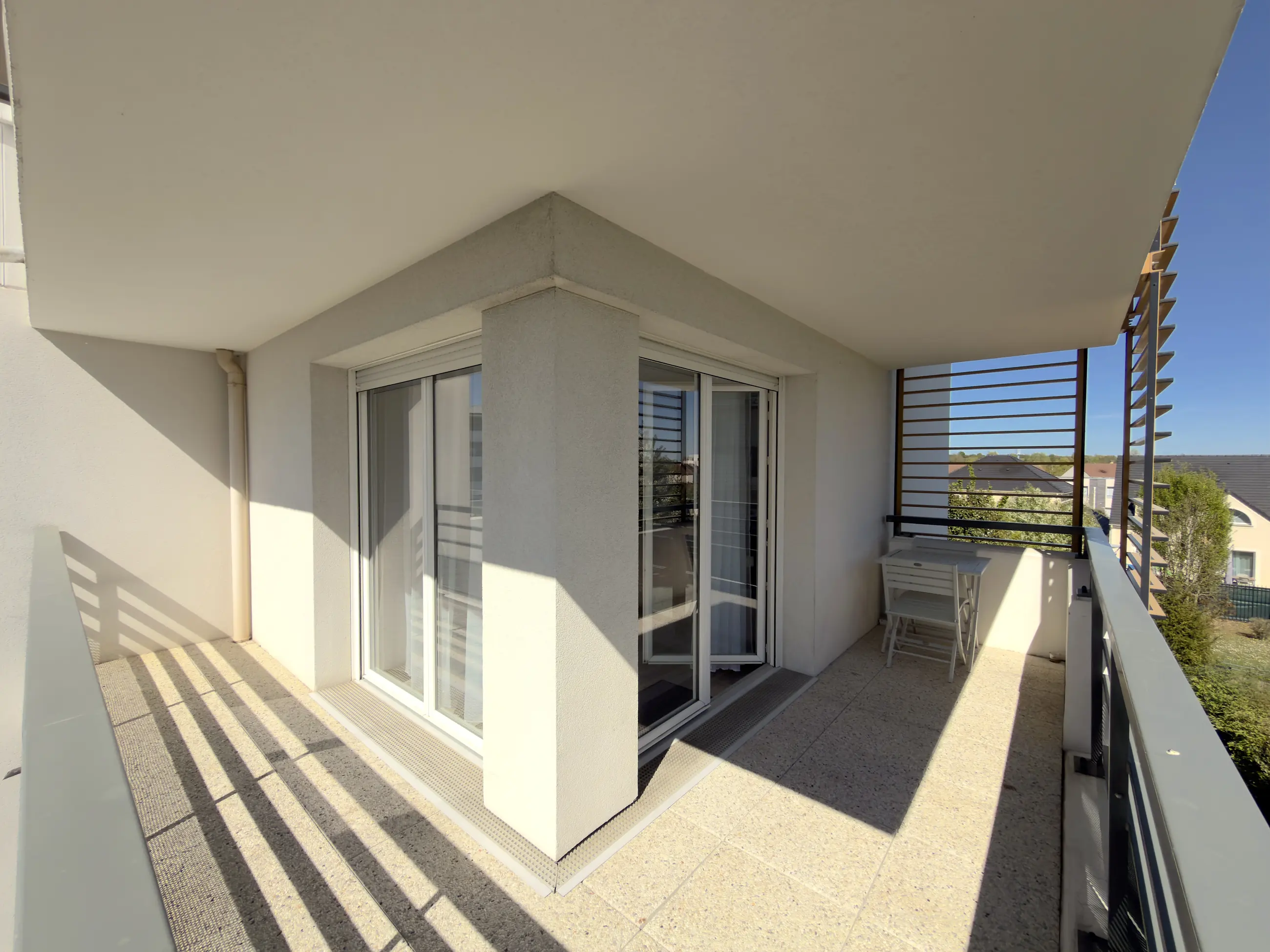 Le balcon-terrasse de 11,70 m², dans sa longueur.