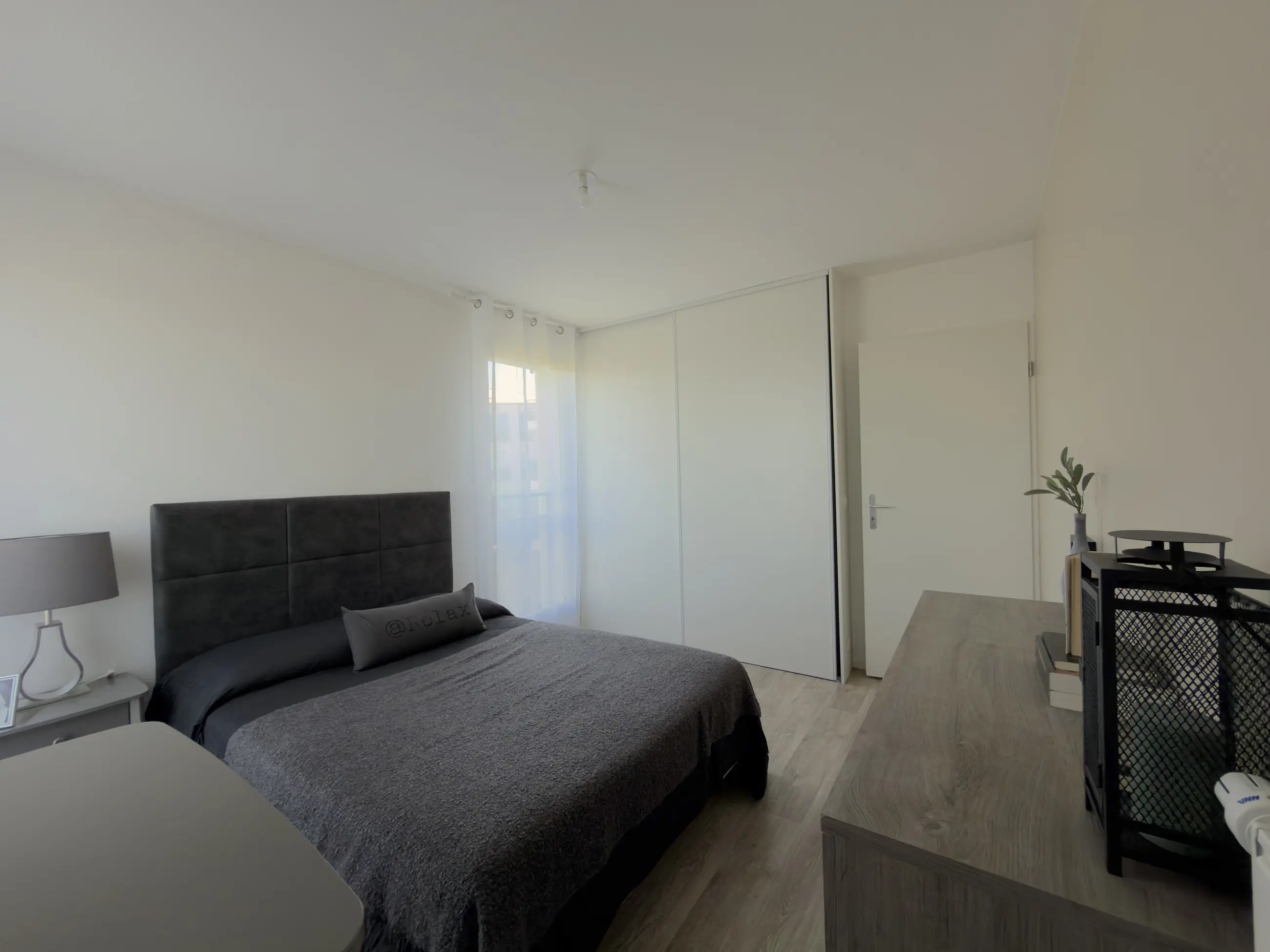 La grande chambre et ses deux fenêtres.