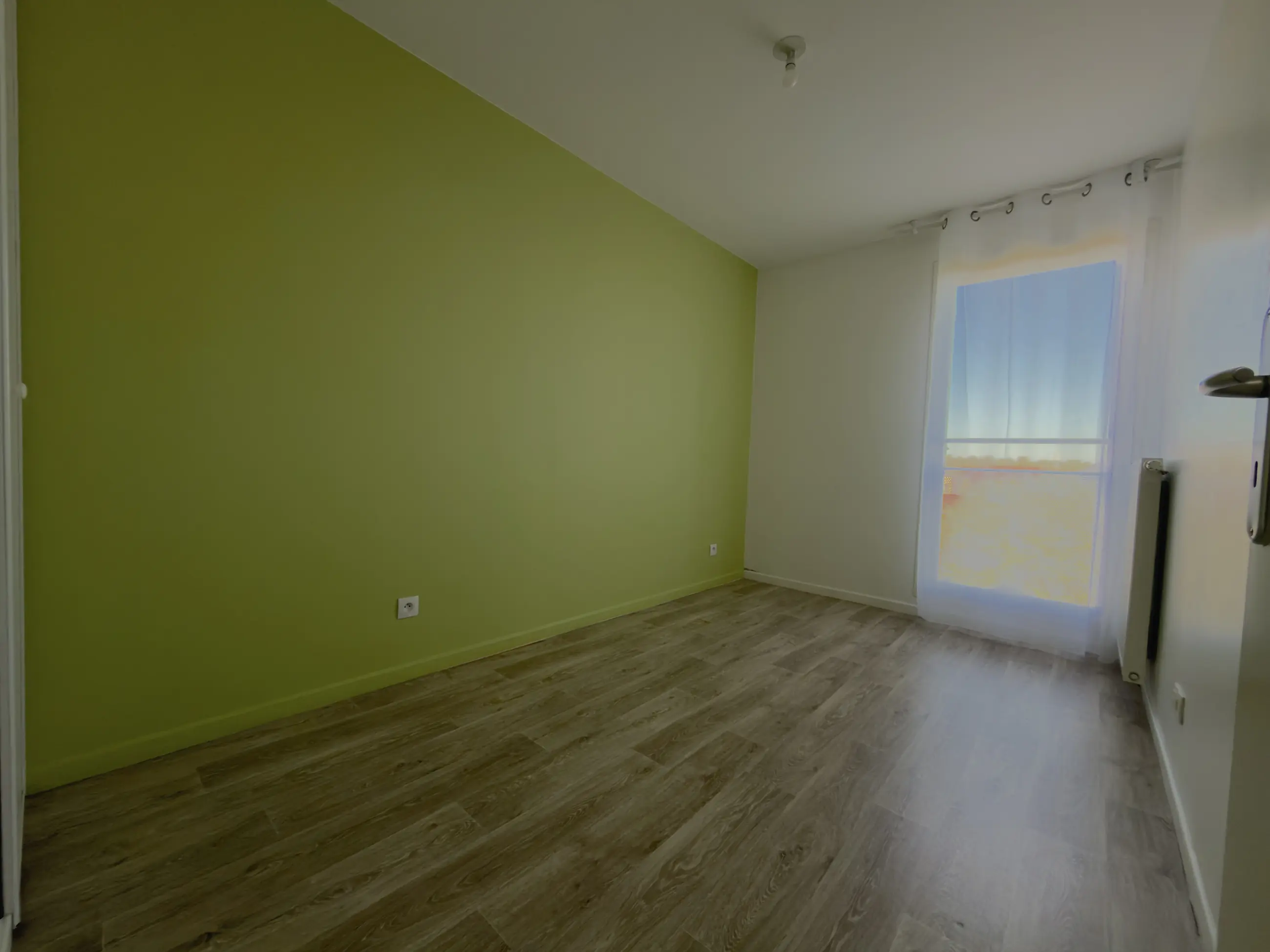 La seconde chambre, actuellement peinte en vert, avec sa fenêtre.