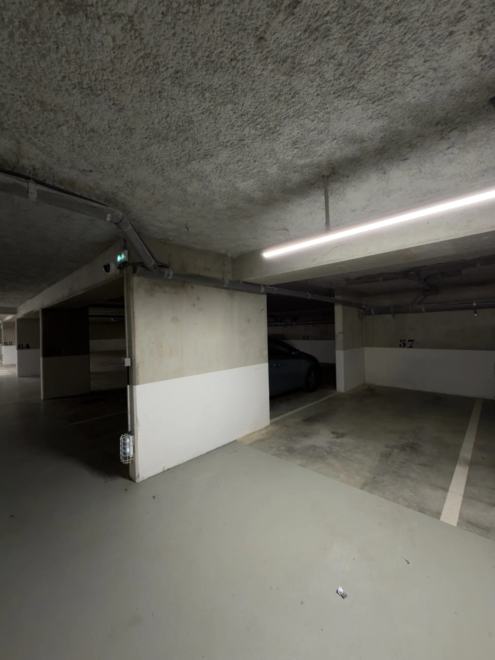 Le parking en sous-sol de la résidence, place numérotée.