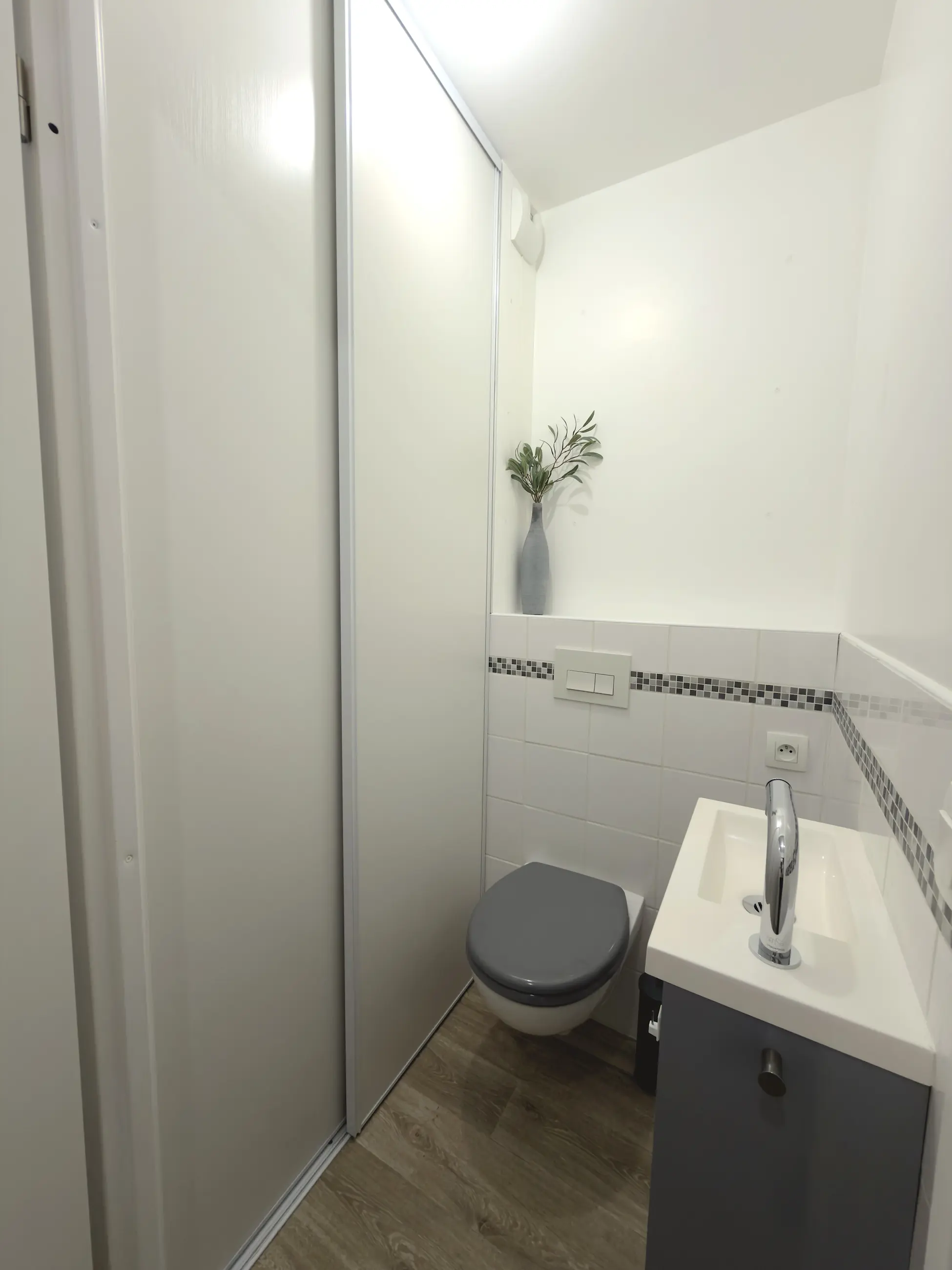 Le WC indépendant avec son lave-mains.